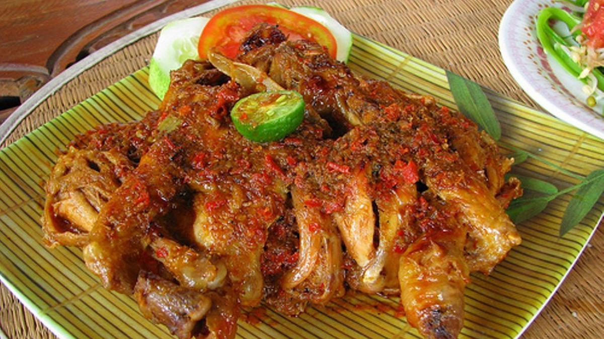 Ayam Betutu Bali: Kuliner Pedas dengan Aroma Rempah Khas yang Bikin Nagih
